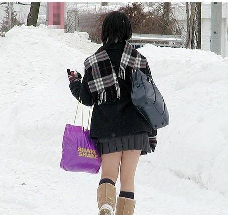 Девушки, которые ходят зимой по улице с голыми ногами