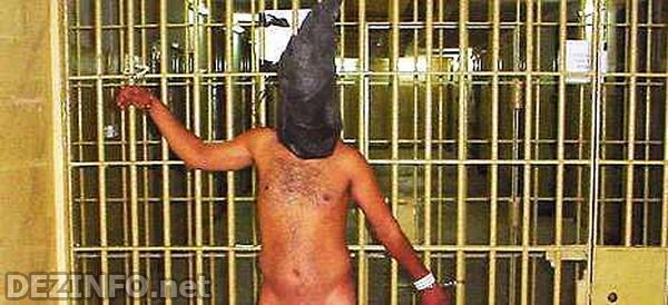 Как американцы издевались над иракскими заключенными (20 фото)