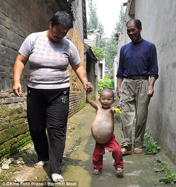 Маленькая беременная китайская девочка (3 фото)
