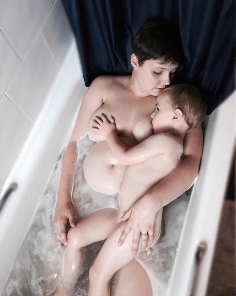 Мамаша продолжает кормить грудью 5-летнего сына (порой в голом виде в ванной)