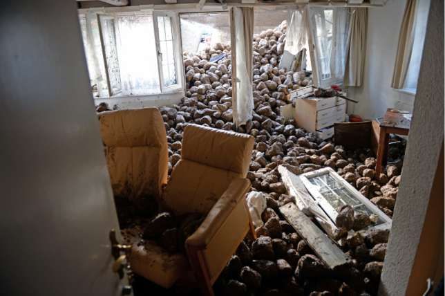 Перевернувшийся грузовик превратил жилой дом в склад сахарной свеклы