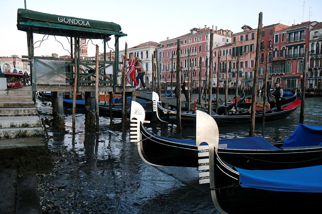 Знаменитые каналы Венеции пересохли (7 фото)