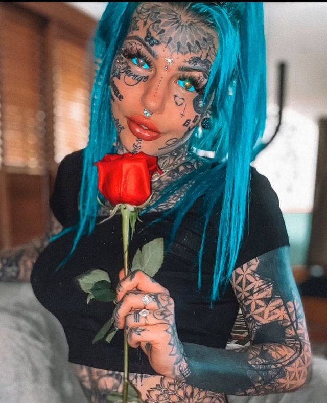 Девушка, набившая себе 150 татуировок (18 фото)
