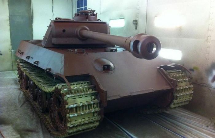 Почему в конце войны немецкие танки шли на фронт покрашенными в красный цвет