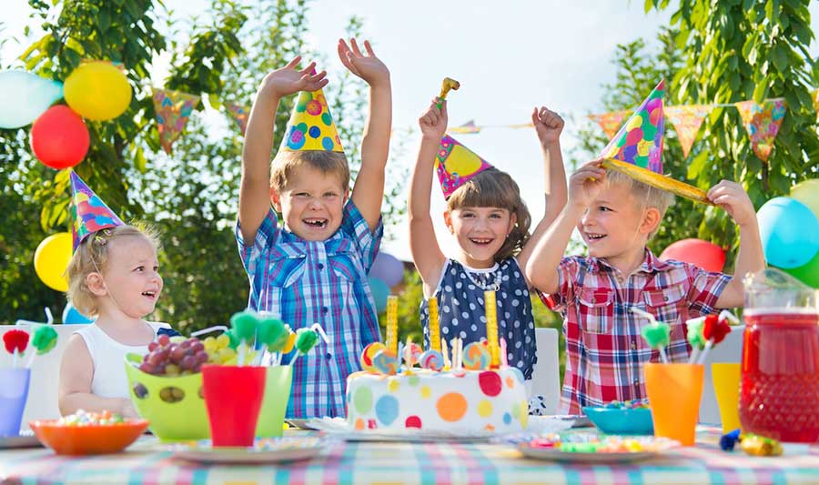 Как сделать день рождения ребенка ярким праздником? Видео подарок