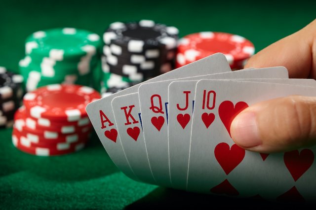 Покер - замечательная карточная игра, позволяющая зарабатывать