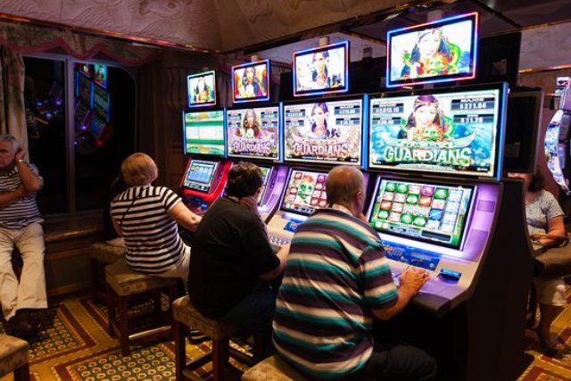 Зачем люди играют в онлайн казино?