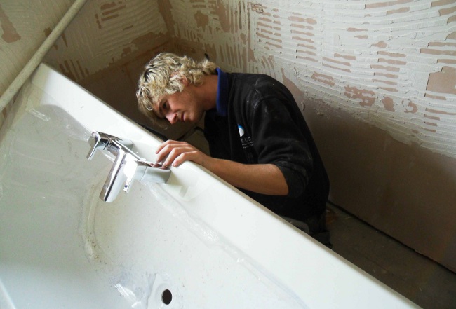 Демонтаж чугунной ванны — как выполняется и как сохранить изделие?