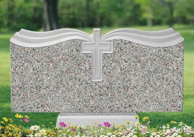 Памятники на могилу из мраморной крошки: эстетика и долговечность