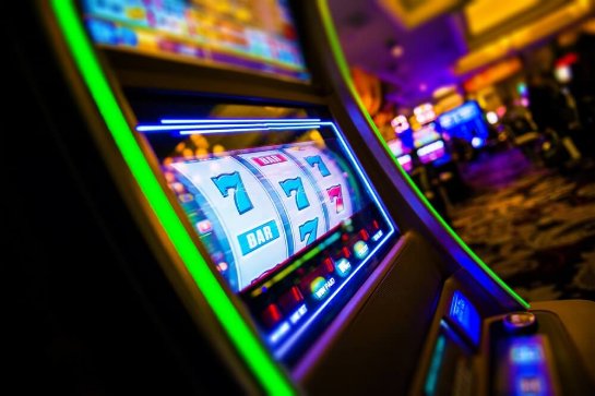 Психологические аспекты дизайна онлайн-казино: как цвета и формы влияют на поведение игроков