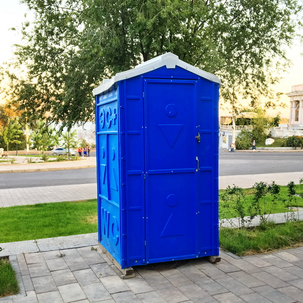 Уличная туалетная кабина из пластика — простота и практичность